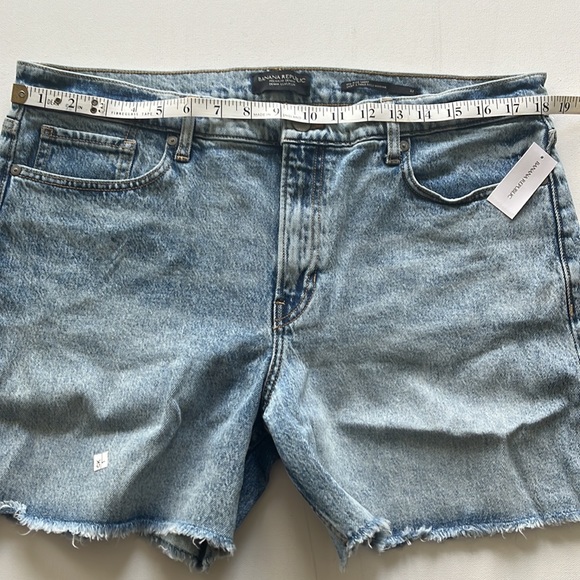 🎉 HOST PICK 🎉 Mid-Rise Denim Short - Picture 7 of 10